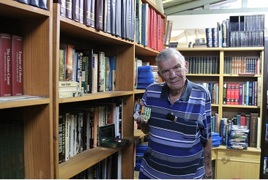 Gus in his home library_.jpg Gus in his home library_.jpg