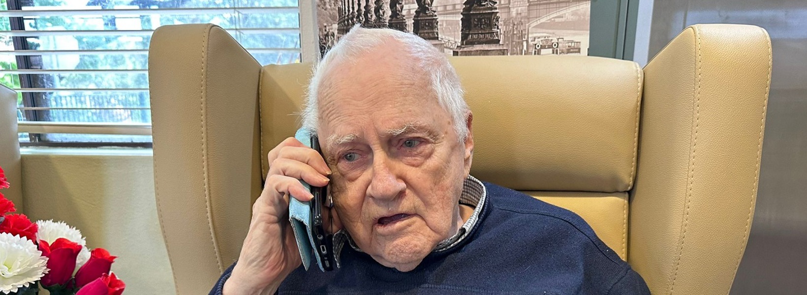 Harry chatting to the radio station.jpg Harry chatting to the radio station.jpg